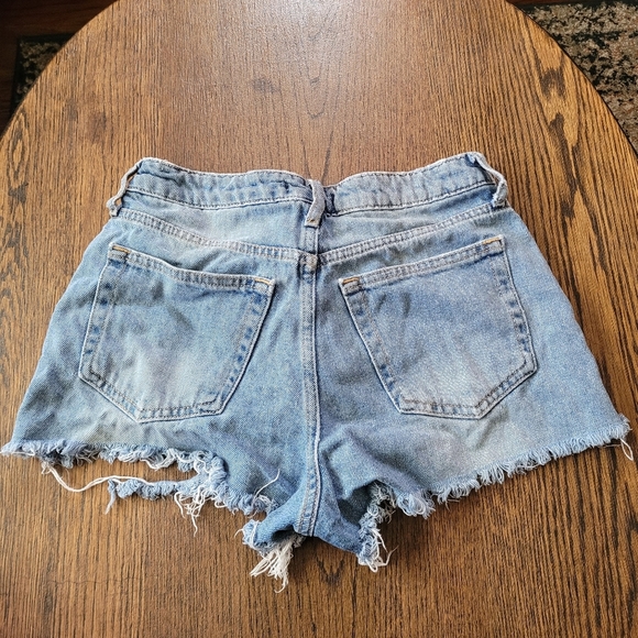 Forever 21 Distressed Ripped Medium Wash Jeans Short Shorts Size Women's 25 - Picture 2 of 9